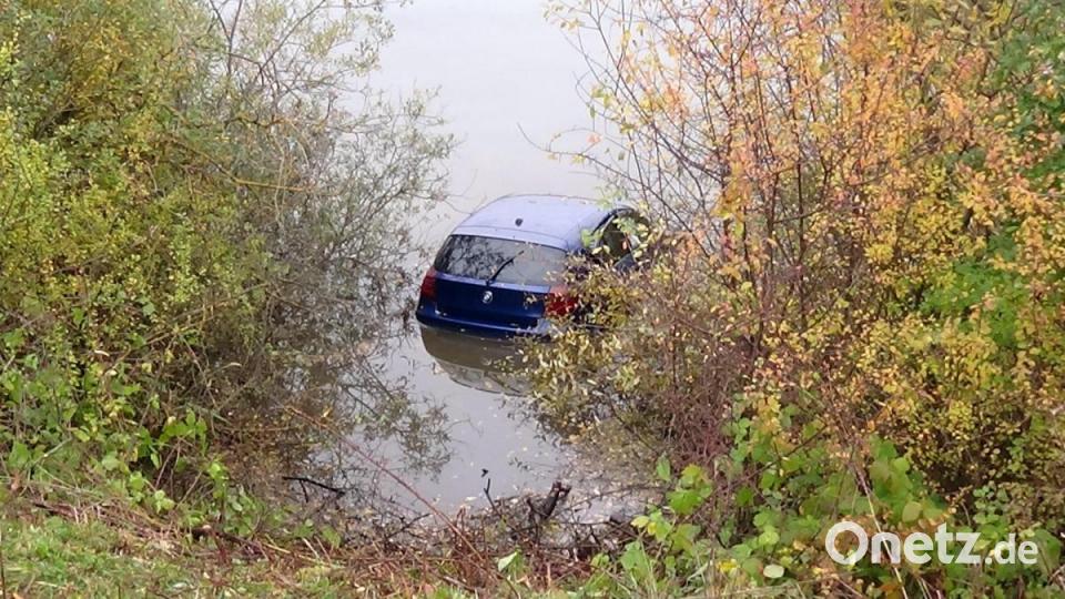 Die BMW Fahrerin konnte sich mit Hilfe von Ersthelfern aus dem Wagen befreien. Bild: jma
