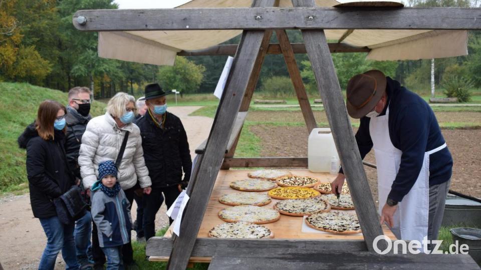 Eine echte Kirchweihspezialität ist der Schmierkuchen. Das köstliche Gebäck fand reißenden Absatz. Bild: bnr