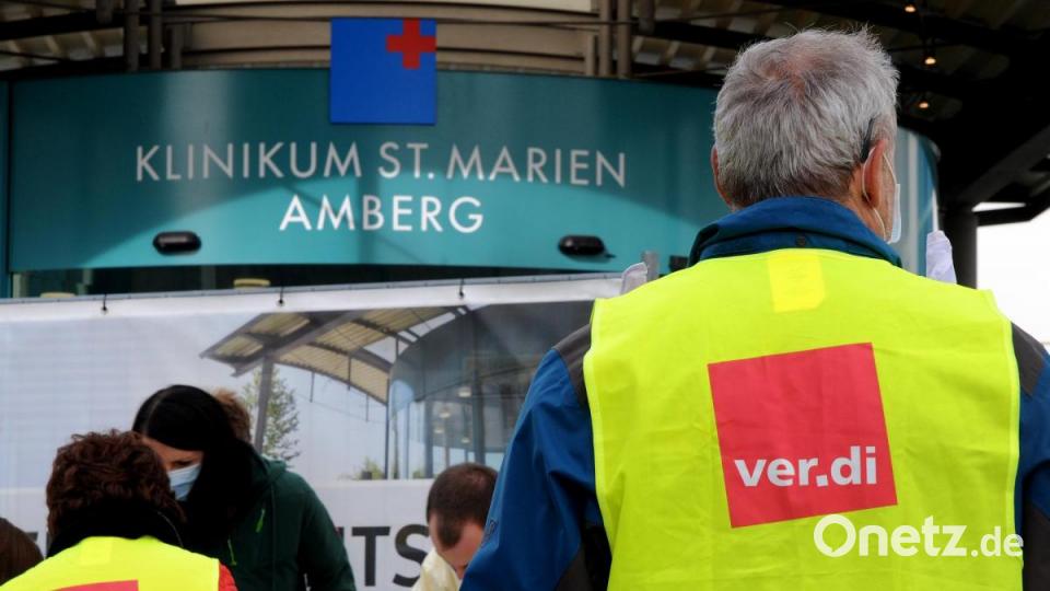 Verdi zeigte Flagge vor dem Klinikum Amberg. Bild: Stephan Huber