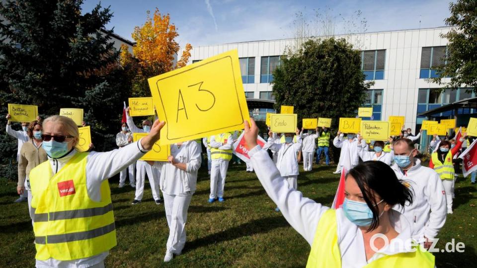 Alle Stationen des Klinikums St. Marien hatten Delegierte zur Demo vor dem Haupteingang entsandt. Bild: Stephan Huber