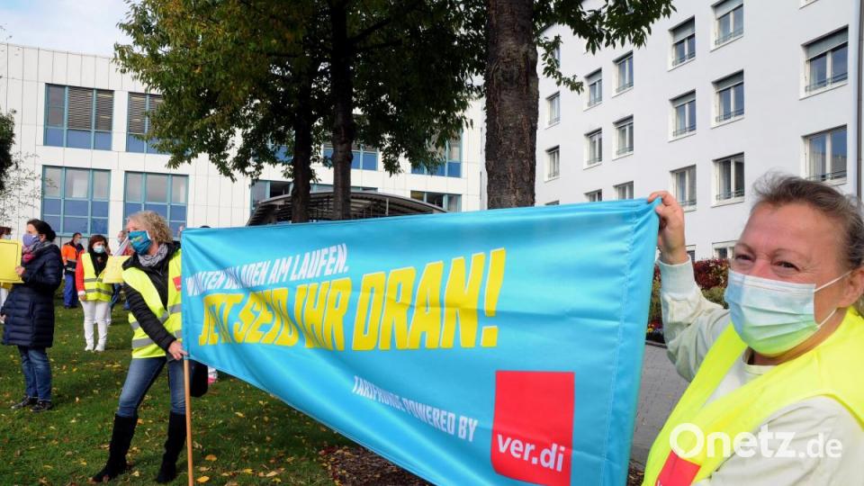 &quot;Jetzt seid ihr dran!&quot;, steht auf dem Banner, das die Beschäftigten in die Höhe halten. Bild: Stephan Huber