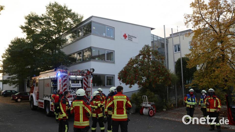 Rund 50 Einsatzkräfte der Kemnather Feuerwehr waren vor Ort, weil die Brandmeldeanlage des BRK-Seniorenzentrums angeschlagen hatte. Nachdem die Ursache geklärt war, konnten sie nach etwa einer Stunde wieder abrücken. Verletzt wurde bei dem Vorfall niemand. Bild: rw