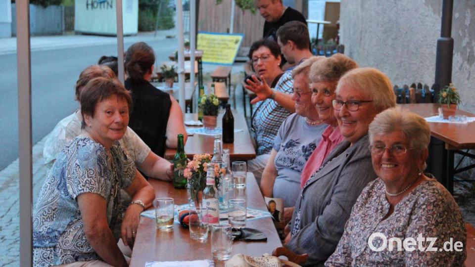Wenn der Ratsch nicht zu laut wird, sind die Damen aus dem Dorf auch während der Aufführung gern gesehene Gäste. Bild: Uli Piehler