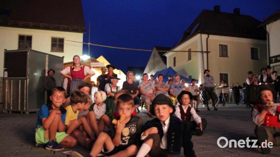 So sieht es hinter den Kulissen aus: Die Kinder aus dem Dorf genießen jeden Abend das Flair von Festpielen mitten auf dem Dorfplatz. Bild: Uli Piehler