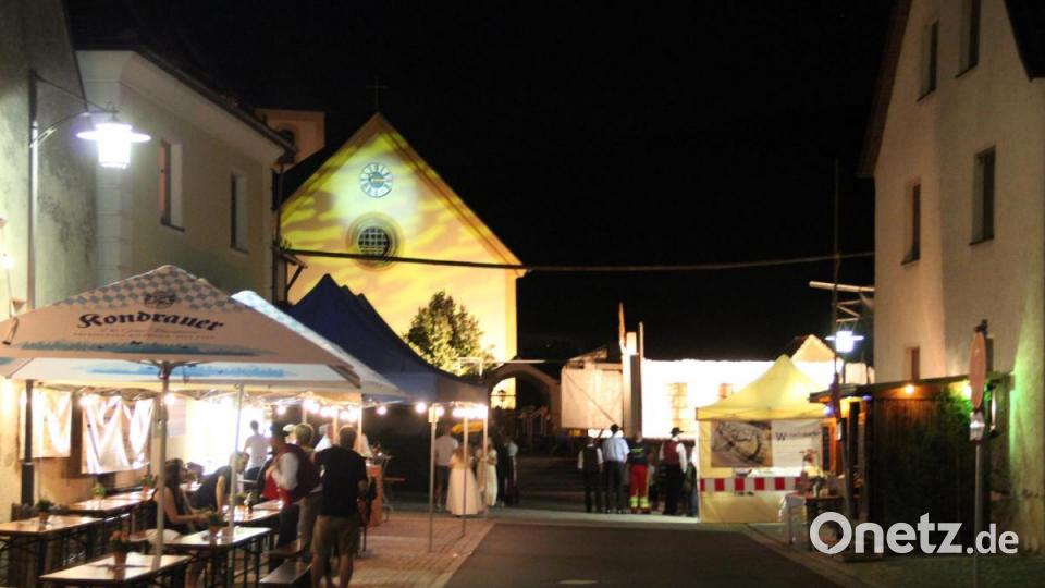 Die Straße zum Kirchplatz in Wutschdorf verwandelt sich zwei Wochen lang in eine Festmeile. Bild: Uli Piehler