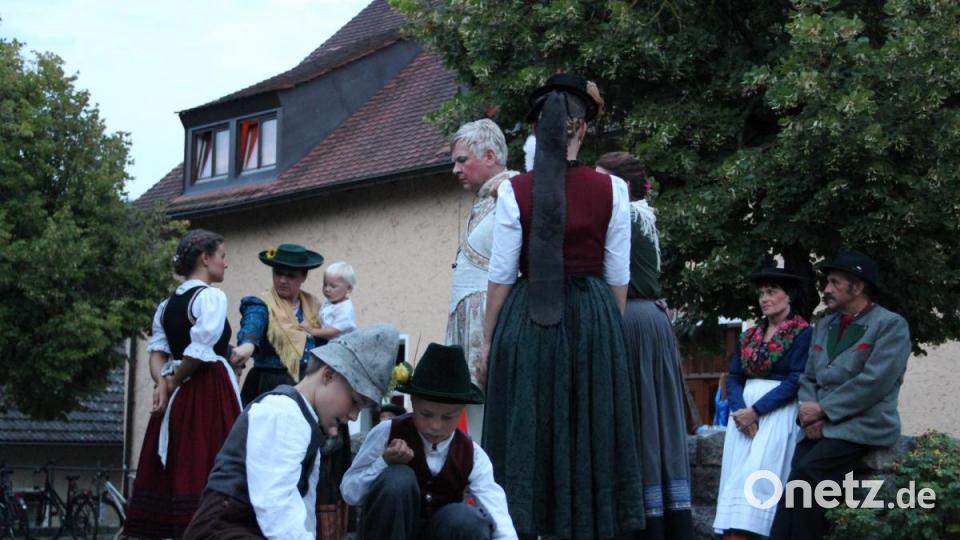 Routine hinter der Bühne. Die Erwachsenen vertreten sich die Beine, die Kinder spielen - alles völlig lautlos. Bild: Uli Piehler