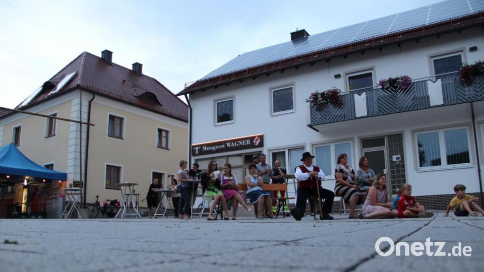 Für die Zaungäste werden hin und wieder sogar Bierbänke herangetragen. Bild: Uli Piehler