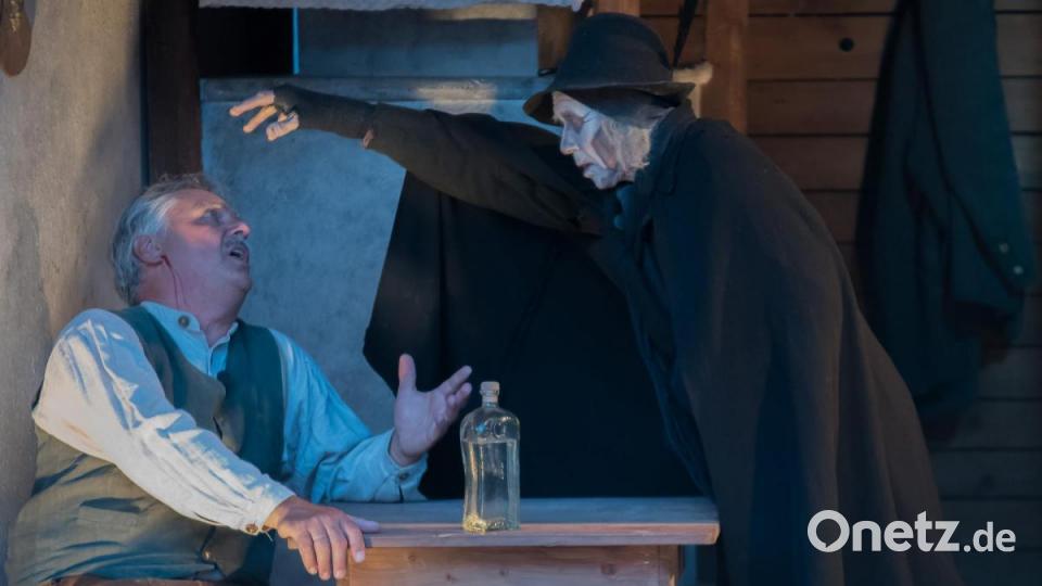 Premiere Brandner Kaspar Freudenberger Bauernbühne 2018
So einfach geht der Kaspar dem Boandlkramer nicht mit. &quot;An dem Volksstamm kannst zerschellen&quot;, schimpft er später Bild: chl