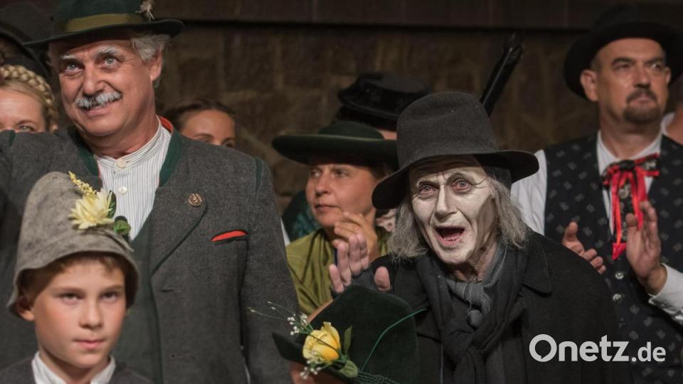 Premiere Brandner Kaspar Freudenberger Bauernbühne 2018
Schißlbauer und Escherl nehmen den Applaus des Publikums entgegen Bild: chl