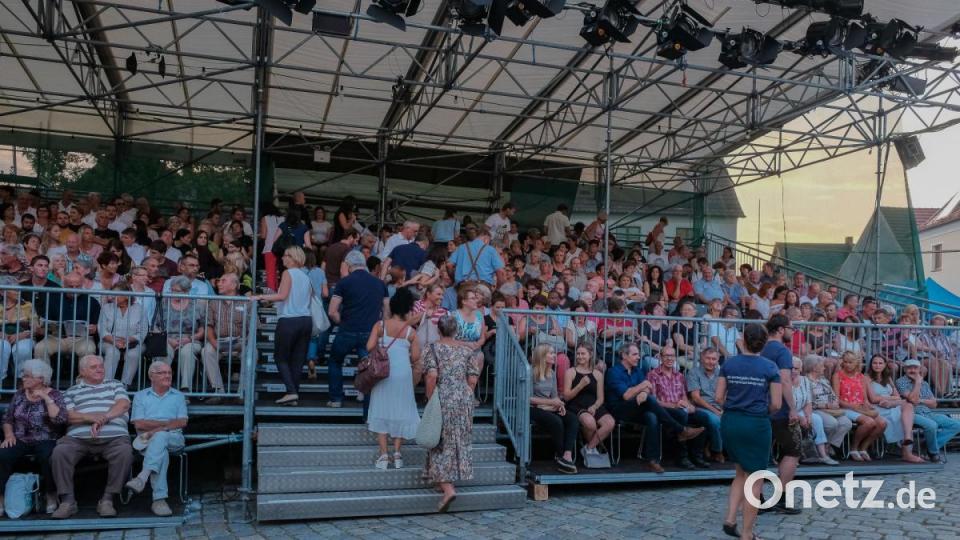 Premiere Brandner Kaspar Freudenberger Bauernbühne 2018
Die Tribüne ist rappelvoll. Es gibt auch keine Restkarten mehr Bild: chl