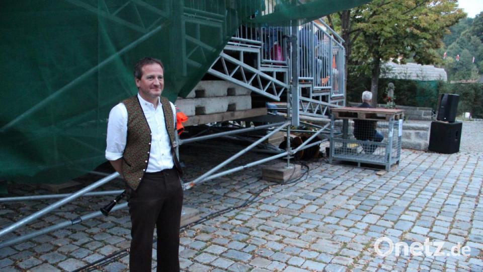 Peter Butz mit der Klarinette wartet neben der Tribüne auf seinen Auftritt. Bild: Uli Piehler