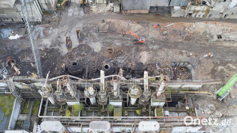 Die Gas-Fackeln der Maxhütte in Sulzbach-Rosenberg: In der Bildmitte sieht man die Stümpfe, links am Boden liegend die letzte Fackel, die am Dienstagmorgen gefallen ist. Bild: Thilo Hierstetter