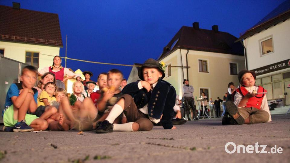 Brandner-Festwochen in Wutschdorf: Das Pflaster, das die Welt bedeutet. Bild: Uli Piehler