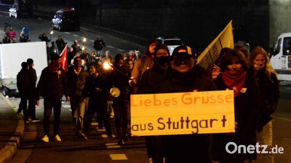 Teilnehmer des Friedensmarsches. Bild: Kunz