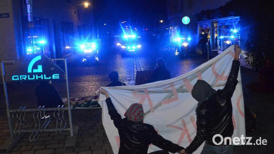 Gegendemonstranten zwingen die &quot;Querdenker&quot; zum Ändern der Route. Dazu läuten die Glocken von St. Josef. Bild: Kunz
