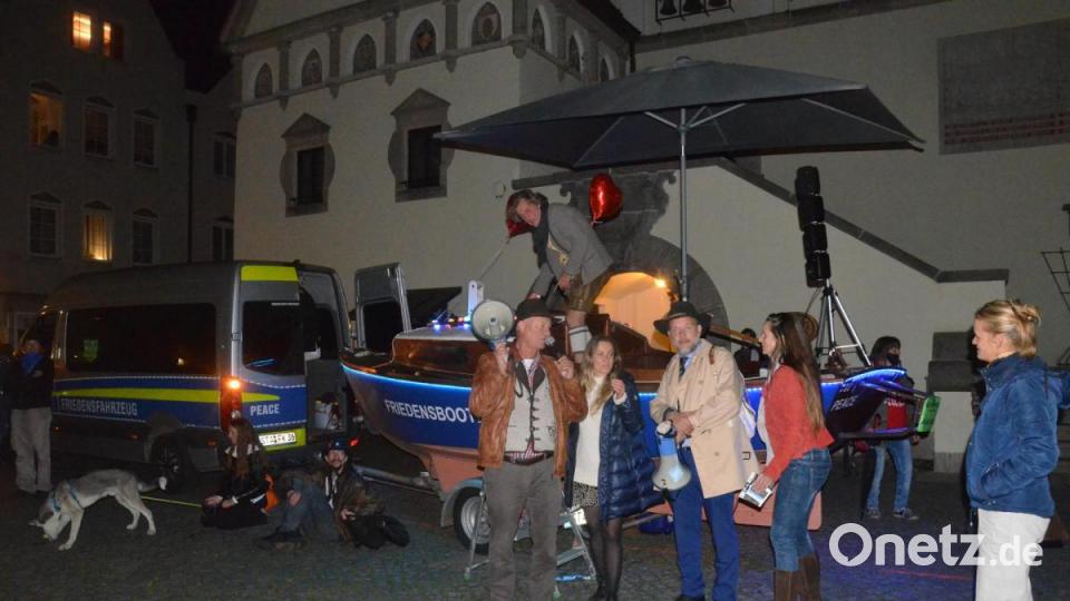 Abschlusskundgebung vor dem &quot;Friedensboot&quot;. Bild: Kunz