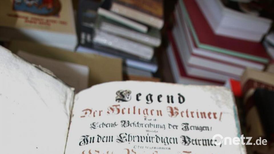 Über heilige &quot;Petriner&quot; erzählt dieses Buch aus dem 18. Jahrhundert. Petriner ist ein anderer Name für Weltpriester, wobei die Bezeichnung auf den Apostel Petrus zurückgehen soll. Geschrieben hat es der Wallfahrts-Vikar Dr. Martin Weissbacher aus dem &quot;Salzburgischen Decanat Salfelden&quot;. Bild: Thomas Dobler