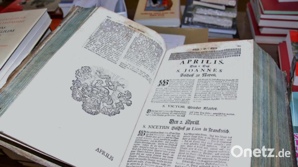 Weltpriester (&quot;Petriner&quot;), die in der katholischen Kirche als Heilige verehrt werden, stellt dieses dicke Andachtswerk aus dem Jahr 1737 vor - und zwar jeden Tag einen oder mehrere. Das Bild zeigt die Namen der Geistlichen, um die am 1. und 2. April geht. Bild: Thomas Dobler