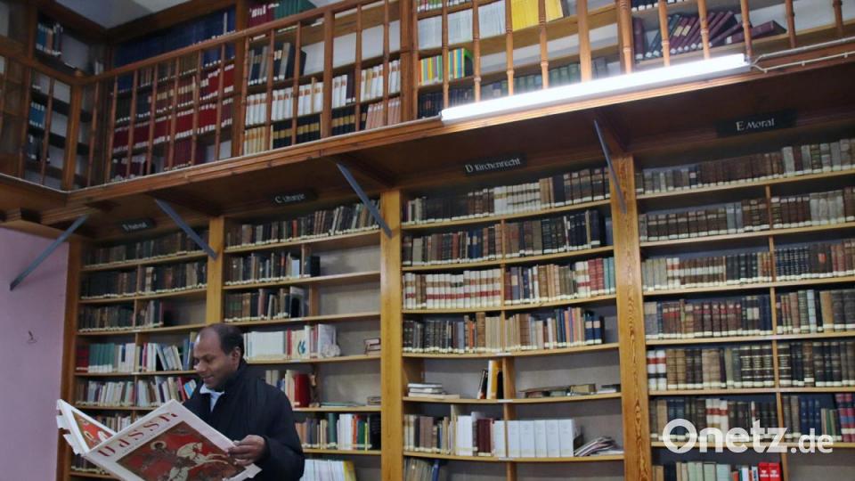 Karmelitenpater Francis Lawrence ist der Prior der kleinen Mönchsgemeinschaft im Kloster auf dem Kreuzberg. Zu dem Bücherberg in der Ordensbibliothek haben die indischen Patres, die seit elf Jahren in Schwandorf leben, nichts Neues mehr beigetragen. Der letzte Ordensgeistliche, der für die Bibliothek aktiv tätig war, ist Pater Lambert, der seinen Ruhestand in Regensburg verbringt. Bild: Thomas Dobler