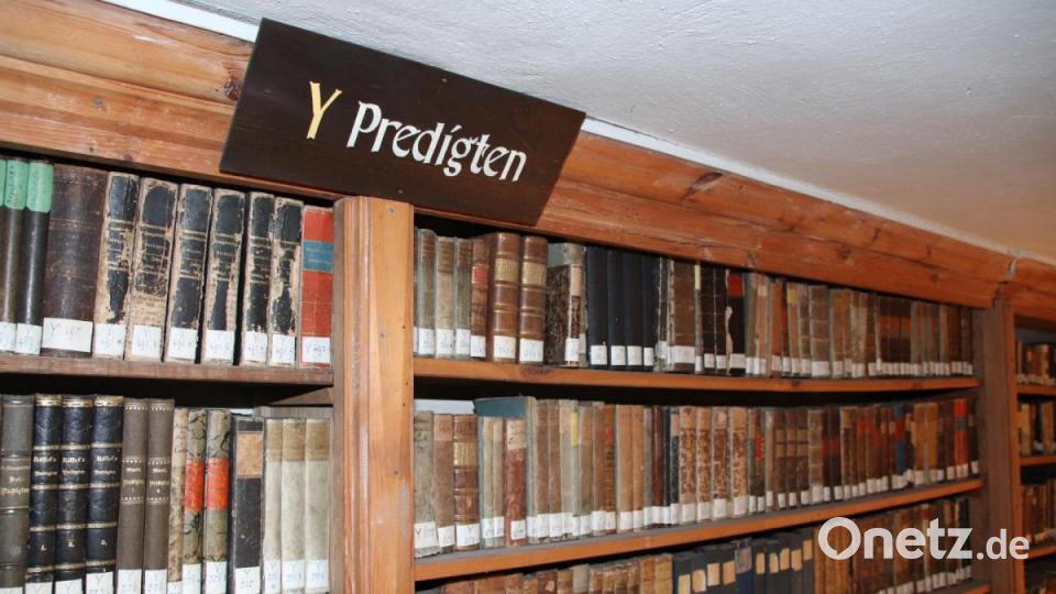 Die Bibliothek im Kloster Kreuzberg ist in verschiedene inhaltliche Abteilungen unterteilt, zu denen etwa diese Sammlung an Predigttexten gehört. Bild: Thomas Dobler