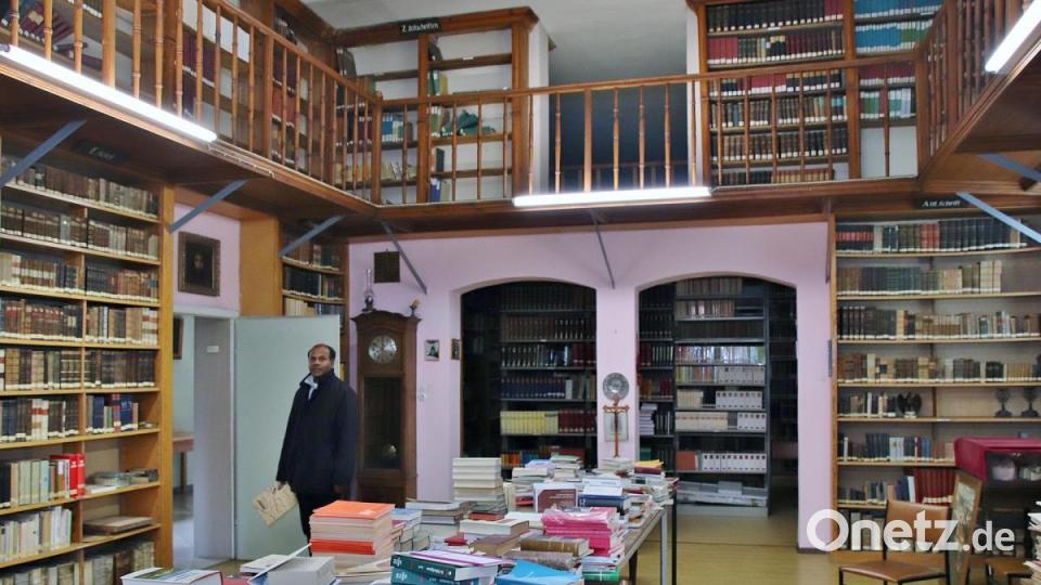Klosterprior Pater Francis Lawrance an der Tür der Bibliothek, die aus zwei großen Räumen und den zugehörigen Emporen gehört. Wie viele Bücher dort aufbewahrt werden, weiß man nicht genau - es sollen zwischen 20 000 und 30 000 Bände sein. Bild: Thomas Dobler