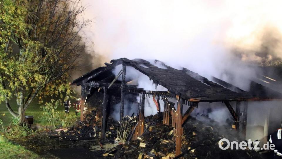 Die Löscharbeiten dauerten am Donnerstagmorgen noch an. Immer wieder gab es Glutnester zu löschen. Bild: jma