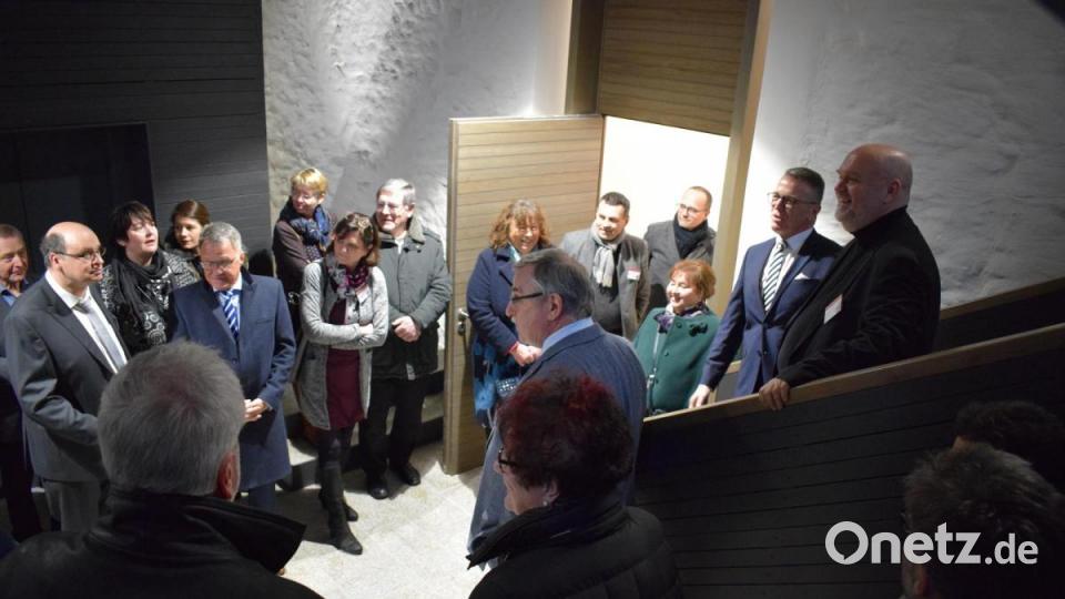 Architekt Peter Brückner und Bürgermeister Franz Stahl (von rechts) erläuterten bei einem Rundgang die Baumaßnahmen an der historischen Fronfeste. Das Gebäude ist nun Lernstandort für aktuell 44 Studenten zweier Studiengänge. Bild: szl