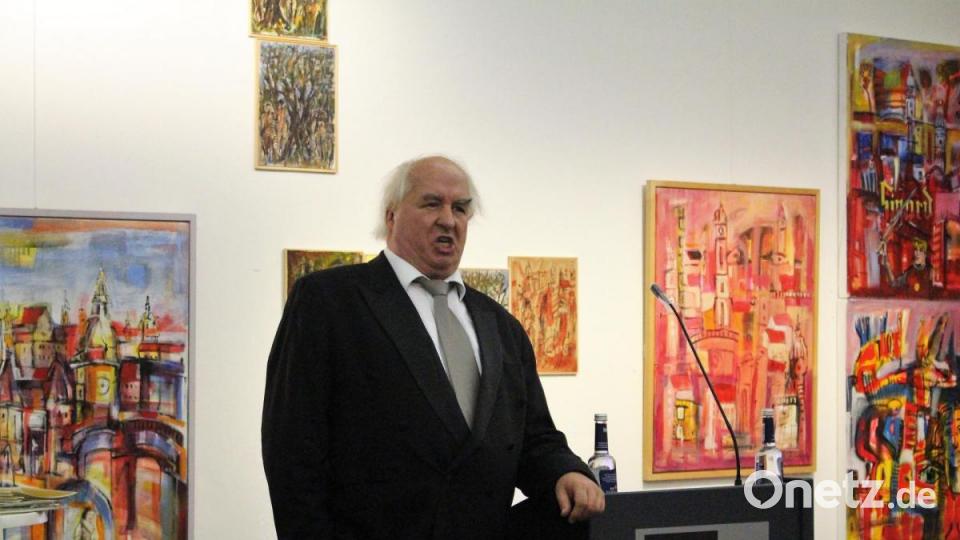 Mit Bariton Stefan Reuther fand Hüttner die perfekte musikalische Untermalung seiner Ausstellung: Dramatische Arien mit schauspielerischem Können. Bild: Williamson, Dagmar