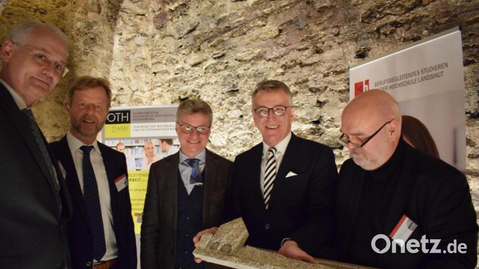 Bei der Schlüsselübergabe: Prof. Dr. Karl Stoffel, Präsident der Hochschule Landshut, Prof. Dr. Wolfgang Baier, Präsident der OTH Regensburg, Staatsminister Bernd Sibler, Bürgermeister Franz Stahl und Architekt Peter Brückner. Bild: szl
