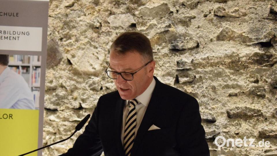 Bürgermeister Franz Stahl freute sich, das Tirschenreuth nun Wissenschaftsstandort ist. Bild: szl