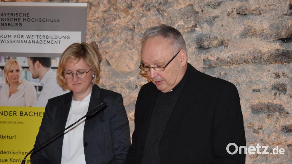 Pfarrerin Stefanie Schön und Pfarrer Georg Flierl segneten die Räume. Bild: szl
