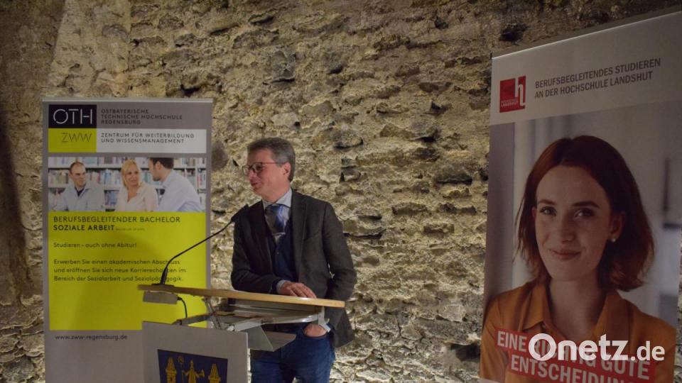 Weil Weiberfasching war wurde Wissenschaftsminister Bernd Sibler bereits bei einem Termin in Waldsassen am Vormittag die Krawatte abgeschnitten. Ersatz hatte er wohl nicht dabei. Bild: szl