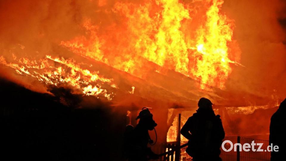 Beim Eintreffen der Feuerwehren stand der Schuppen bereits komplett in Flammen. Bild: jma