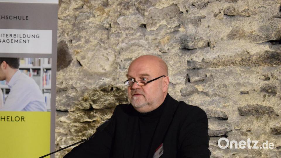 Architekt Peter Brückner blickte auf die Baumaßnahmen zurück. Bild: szl