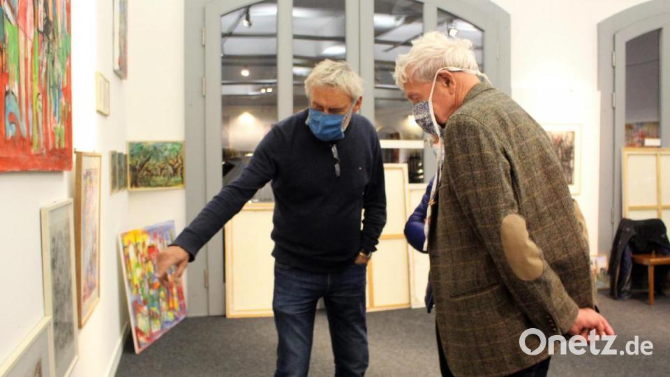 Hüttner erklärt seinem langjährigen Freund und Autor Eckhard Henscheid das Kartenspiel von Rembrandt und Co. Bild: Williamson, Dagmar
