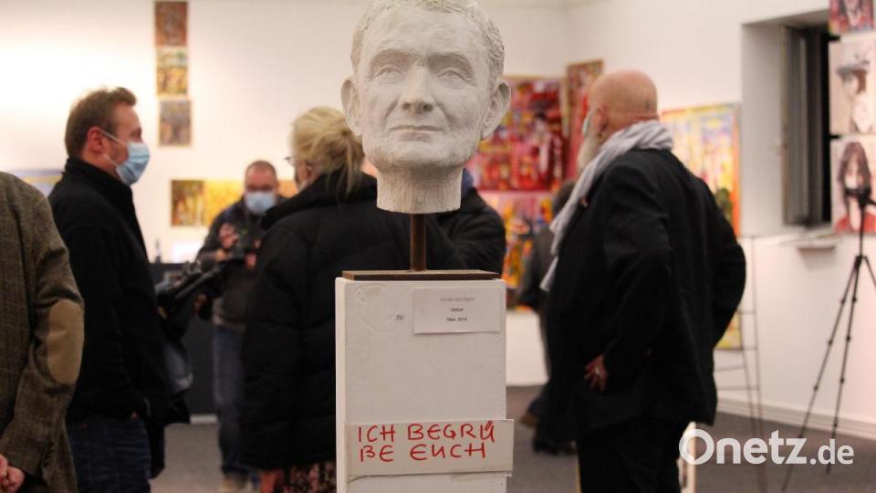 Achim Hüttner als Büste grüßt seine Gäst: Zum 70. Geburtstag stellt das Amberger Urgestein seine &quot;Kunst aus dem Koffer&quot; in der Stadtgalerie Alte Feuerwache aus. Bild: Williamson, Dagmar