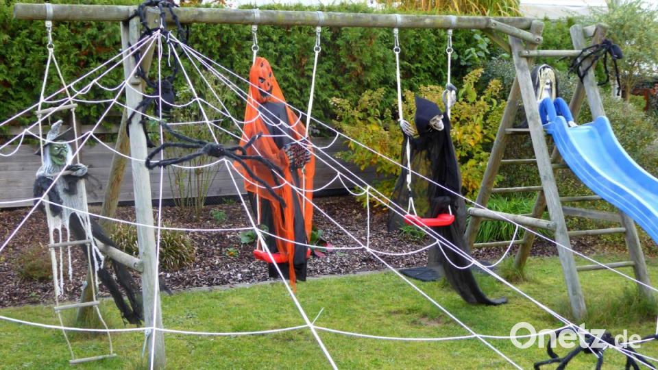 Von der Rutsche zieht sich ein überdimensionales Spinnennetz bis zum Rasen. Bild: fsb