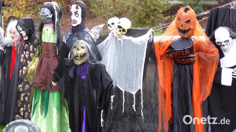 Gruselige Gestalten tummeln sich im Garten der Familie Bauer in Pirk. Masken und Mindestabstand brauchen diese unbeweglichen Halloween-Figuren keine. Bild: fsb