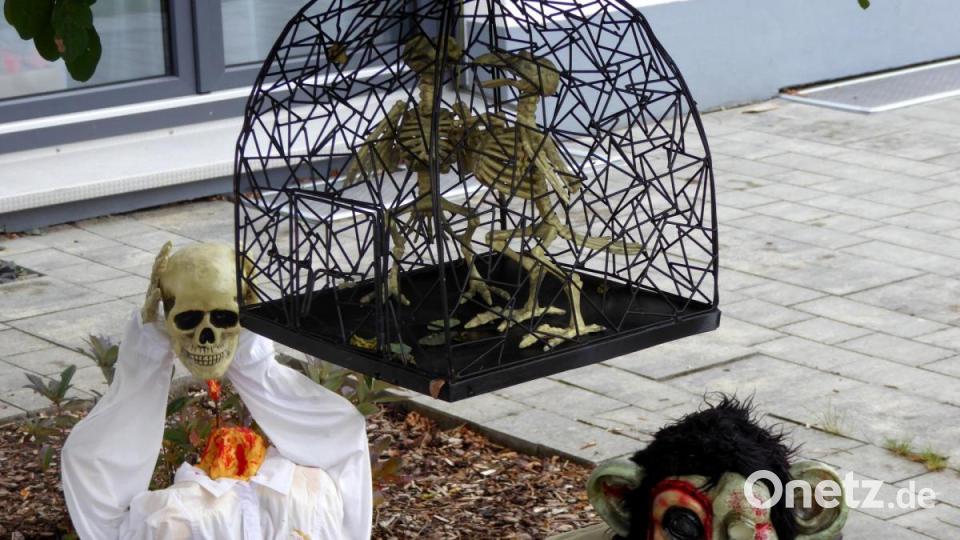 Nicole Bauer hat viele verschiedene Halloween-Szenen im Garten aufgebaut. Bild: fsb
