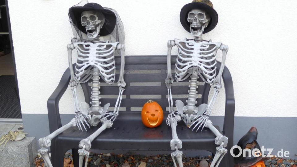 Zwei Skelette auf der Gartenbank Bild: fsb