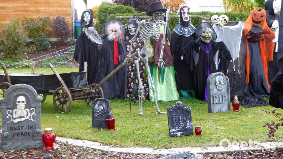 Heitere Halloween-Szenerie im Gartenfriedhof der Familie Bauer. Bild: fsb