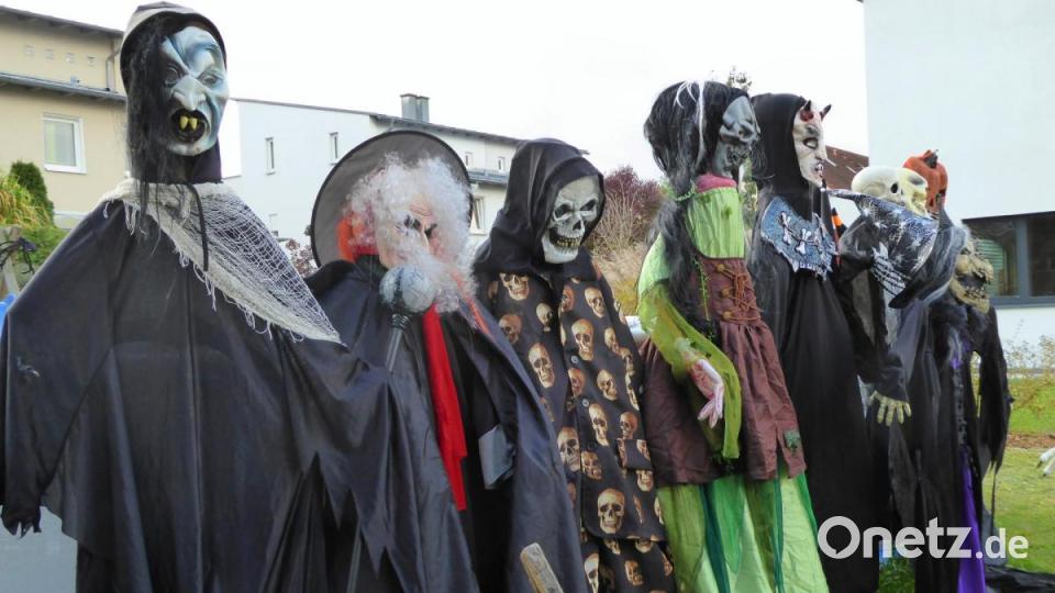 Jedes Jahr kleidet Nicole Bauer einen Teil der Spukgestalten im Garten neu ein. Bild: fsb