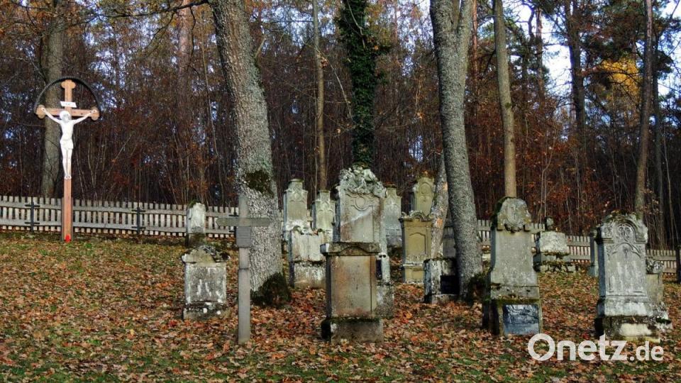 Im herbstlichen Kleid präsentiert sich der Friedhof der alten Ortschaft Haag mitten im Übungsplatz. Heuer fällt der Gräbergang erstmals seit 1992 aus. Bild: mor