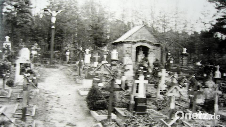 Der Friedhof von Haag vor dem Jahr 1938. Auf der unscharfen Schwarz-Weiß-Fotografie ist die Gruft der Familie von Grafenstein zu erkennen. Bei der Absiedelung wurde die Gruft-Kapelle abgebaut und steht heute in Obersteinbach in Mittelfranken. Bild: mor