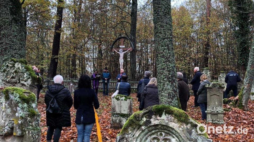 Alljährlich beten Gläubige auf dem Haager Friedhof und gedenken ihrer Vorfahren. Bild: mor