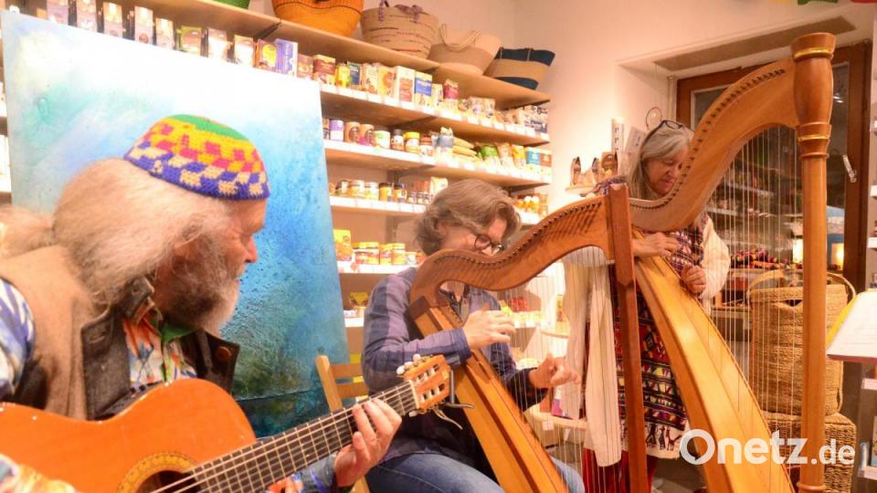 Harfenklänge gibt&#039;s im Eine-Welt-Laden. Bild: Kunz
