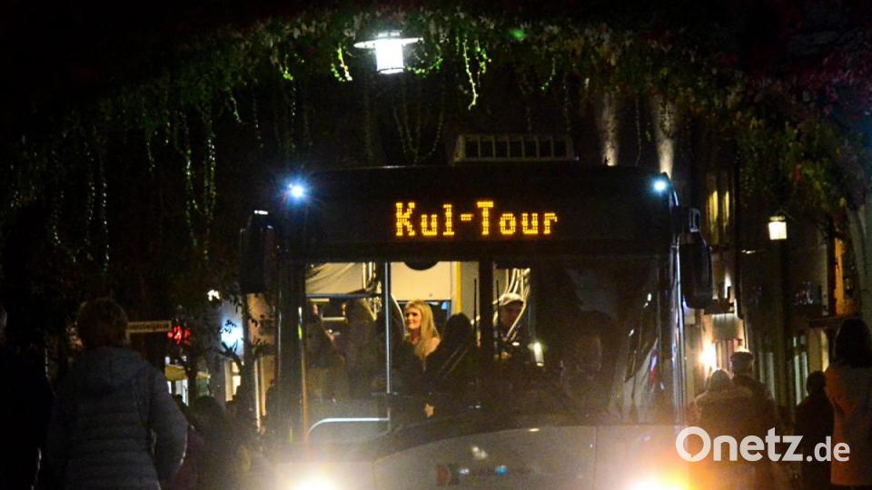 Der Kulturbus der Firma Wies steuert die einzelnen Kunstgenuss-Stationen an. Bild: Kunz
