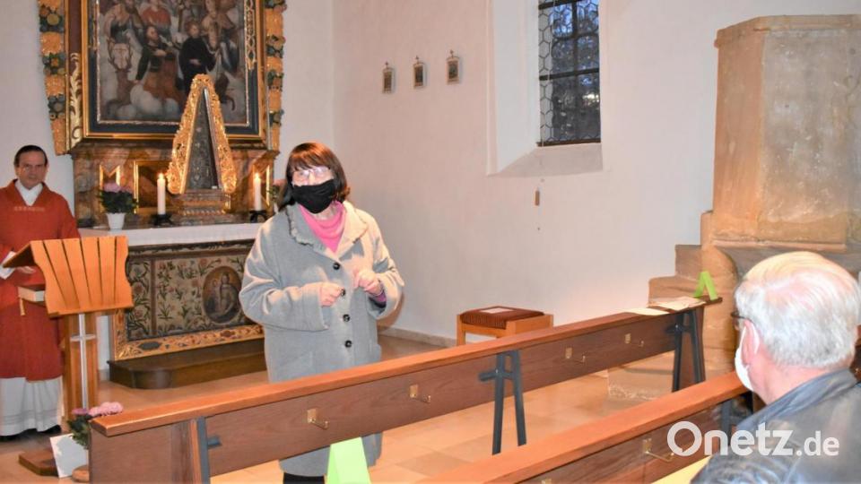 Vor dem Gottesdienst, den Pfarrer Bernhard Müller zelebriert, gibt Kreisheimatpflegerin Leonore Böhm eine Kirchenführung. Bild: rgr