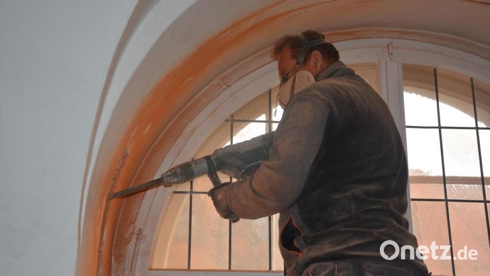Schlitze werden derzeit in die Wände geschlagen, so dass neue Leitungen verlegt werden können. Bild: jr