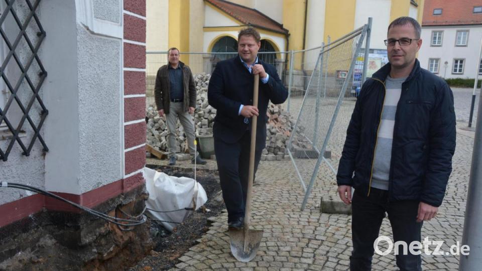 Bauamtsleiter Thomas Grillmeier, Bürgermeister Stefan Grillmeier – der hier symbolisch zu einer Schaufel griff – und Bautechniker Thomas Siller (von rechts) informierten über den aktuellen Stand der Sanierungsarbeiten im Außen- und Innenbereich des Gebäudes. Bild: jr